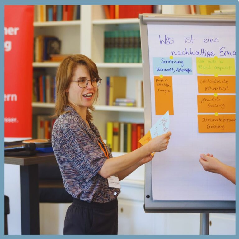 Dominika als Moderatorin des Workshops